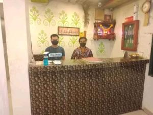 Tetamu yang menginap di Hotel Devi Residency
