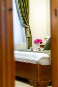 a small bed with flowers on top of it at Central Harmony Apartment in Odorheiu Secuiesc