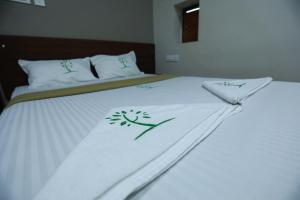 Postel nebo postele na pokoji v ubytování The Ideal Nest Kumbakonam