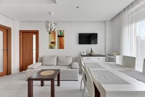 ソポトにあるLion Apartments - Bright Sideの白いリビングルーム(ソファ、テーブル付)