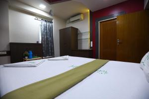 Postel nebo postele na pokoji v ubytování The Ideal Nest Kumbakonam