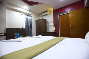 Postel nebo postele na pokoji v ubytování The Ideal Nest Kumbakonam