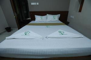 Postel nebo postele na pokoji v ubytování The Ideal Nest Kumbakonam
