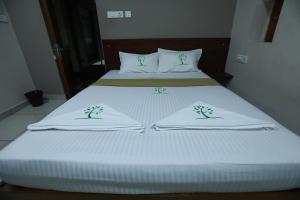 Postel nebo postele na pokoji v ubytování The Ideal Nest Kumbakonam