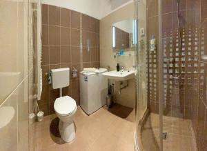 A bathroom at ABT Apartments Karoly Még 37 kép