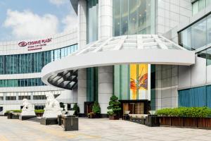 widok na budynek z pomnikiem przed nim w obiekcie Crowne Plaza Zhuhai City Center, an IHG Hotel w mieście Zhuhai