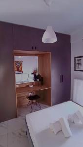 - une chambre avec un lit, un bureau et une chaise dans l'établissement Cozy fully equipped apartment Thessaloniki, à Thessalonique