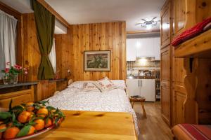 1 dormitorio con 1 cama y un bol de fruta en Casa-chalet, in centro a Courmayeur!, en Courmayeur
