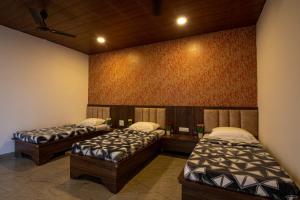 Posteľ alebo postele v izbe v ubytovaní Takshshila Park And Resorts