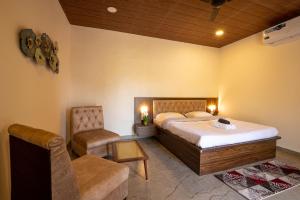 Un pat sau paturi într-o cameră la Takshshila Park And Resorts