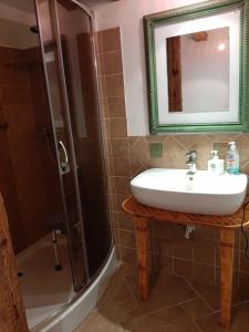 ein Badezimmer mit Waschbecken und Dusche in der Unterkunft Poza Czasem in Bystrzyca Kłodzka + 53 Fotos
