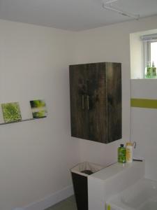 un baño con lavabo y una pintura en la pared en Nowak's Own B&B en Shediac