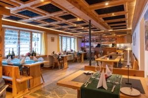 Hotel Grischuna餐厅或其他用餐的地方