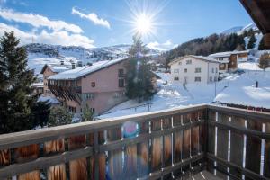 Aussicht vom Balkon einer Stadt im Schnee in der Unterkunft Hotel Grischuna in Bivio