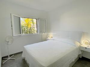 A bed or beds in a room at Villa de Amigos
