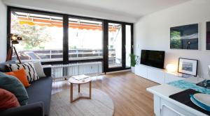 ein Wohnzimmer mit einem Sofa und einem TV in der Unterkunft Glücks-Quartier "Waldhufe 1" in Bad Liebenzell