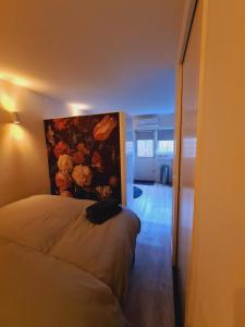 een slaapkamer met een bed en een schilderij aan de muur bij Studio Baarn with patio, airco, pantry, bedroom, bathroom, privacy - Amsterdam, Utrecht in Baarn