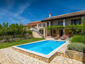 una piscina en el patio de una casa en Villa Paulina -an authentic sense of Istrian life, en Gajana