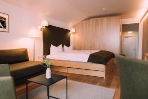 Postel nebo postele na pokoji v ubytování Naturhotel Chesa Valisa