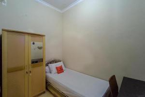 מיטה או מיטות בחדר ב-KoolKost Syariah At Komplek PLN Balikpapan