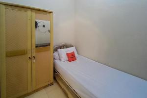 Łóżko lub łóżka w pokoju w obiekcie KoolKost Syariah At Komplek PLN Balikpapan