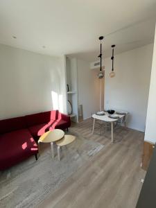 sala de estar con sofá rojo y mesa en LEC2-3 Pièces rénové - Centre Ville, en Cannes