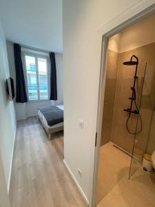 1 dormitorio con 1 cama y ducha a ras de suelo en LEC2-3 Pièces rénové - Centre Ville, en Cannes