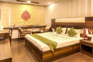 a bedroom with a large bed in a room at Hotel Dreamland Chandigarh in Chandīgarh