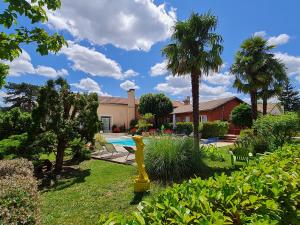 a yellow fire hydrant in the middle of a yard at La casa color in Lamagdelame