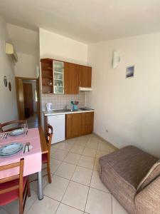 eine kleine Küche mit einem Tisch und einem Esszimmer in der Unterkunft Apartmani Marija in Molat