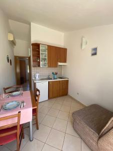 Kuchyň nebo kuchyňský kout v ubytování Apartmani Marija