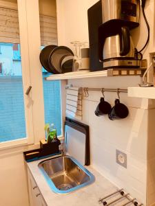 encimera de cocina con fregadero y ventana en PARIS /LA DÉFENSE 5 MM DE L’ARC DE TRIOMPHE, en Courbevoie