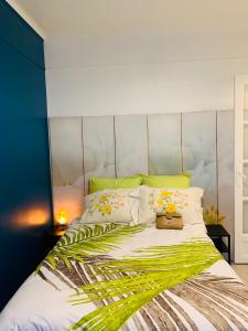 sypialnia z dużym łóżkiem z dużym zagłówkiem w obiekcie PARIS /LA DÉFENSE 5 MM DE L’ARC DE TRIOMPHE w mieście Courbevoie