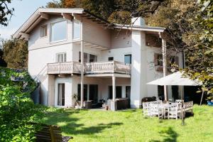 Vonkajšia záhrada v ubytovaní Chalet Happy Family, secluded location, 15 min to salzburg and just short to t lakes sound of music, BBQ&bikes&sunbeds for free, up to 14p