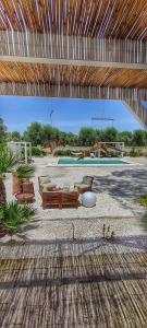 patio con sedie e piscina di B&B Sogno Salentino a Lizzano
