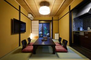 uma sala de jantar com mesa e cadeiras em Miro Hachijo Uchidacho Tei em Quioto