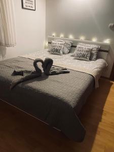 Łóżko lub łóżka w pokoju w obiekcie Cichy Kącik