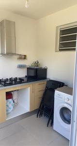 Cucina o angolo cottura di Chez Hugo, bel appartement très bien situé pour visiter la Martinique en journée et dormir la nuit