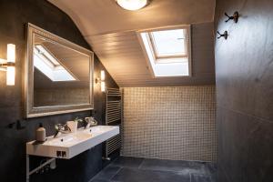 Kúpeľňa v ubytovaní Chalet Happy Family, secluded location, 15 min to salzburg and just short to t lakes sound of music, BBQ&bikes&sunbeds for free, up to 14p