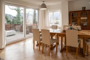 Fotografia z galérie ubytovania Chalet Happy Family, secluded location, 15 min to salzburg and just short to t lakes sound of music, BBQ&bikes&sunbeds for free, up to 14p v destinácii Golling an der Salzach