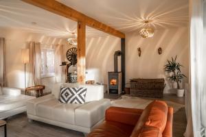 Posedenie v ubytovaní Chalet Happy Family, secluded location, 15 min to salzburg and just short to t lakes sound of music, BBQ&bikes&sunbeds for free, up to 14p
