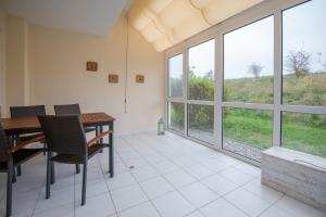 Ein Balkon oder eine Terrasse in der Unterkunft Ferienwohnung Sanddorn - Strandhaus Lobbe