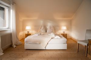 Posteľ alebo postele v izbe v ubytovaní Chalet Happy Family, secluded location, 15 min to salzburg and just short to t lakes sound of music, BBQ&bikes&sunbeds for free, up to 14p
