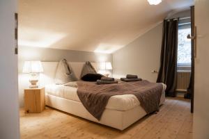 Posteľ alebo postele v izbe v ubytovaní Chalet Happy Family, secluded location, 15 min to salzburg and just short to t lakes sound of music, BBQ&bikes&sunbeds for free, up to 14p