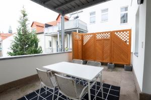 ツヴィッカウにあるgemütlich und modern mit großem Balkonの白いテーブルと椅子付きのバルコニー