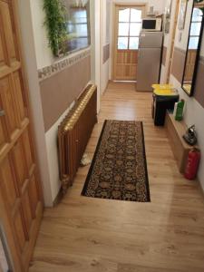 un pasillo con una alfombra en un suelo de madera dura en Pokoje u Adama i Ewy, en Szczawnica