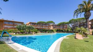 una piscina en un complejo con parque infantil en 1 I-58 - Calella de Palafrugell en Calella de Palafrugell