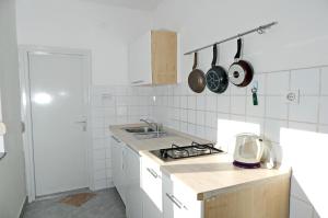 Kuchyň nebo kuchyňský kout v ubytování Apartments Zeljko