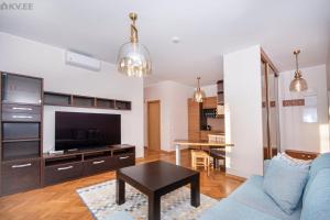 sala de estar con sofá azul y mesa en Stylish apartment in the heart of Pärnu, en Pärnu