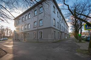 un gran edificio blanco al lado de una calle en Stylish apartment in the heart of Pärnu, en Pärnu
